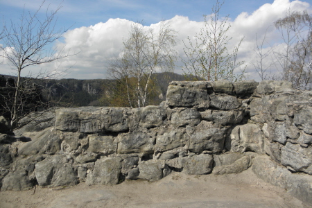 Mauerreste, im Hintergrund der kleine Winterberg
